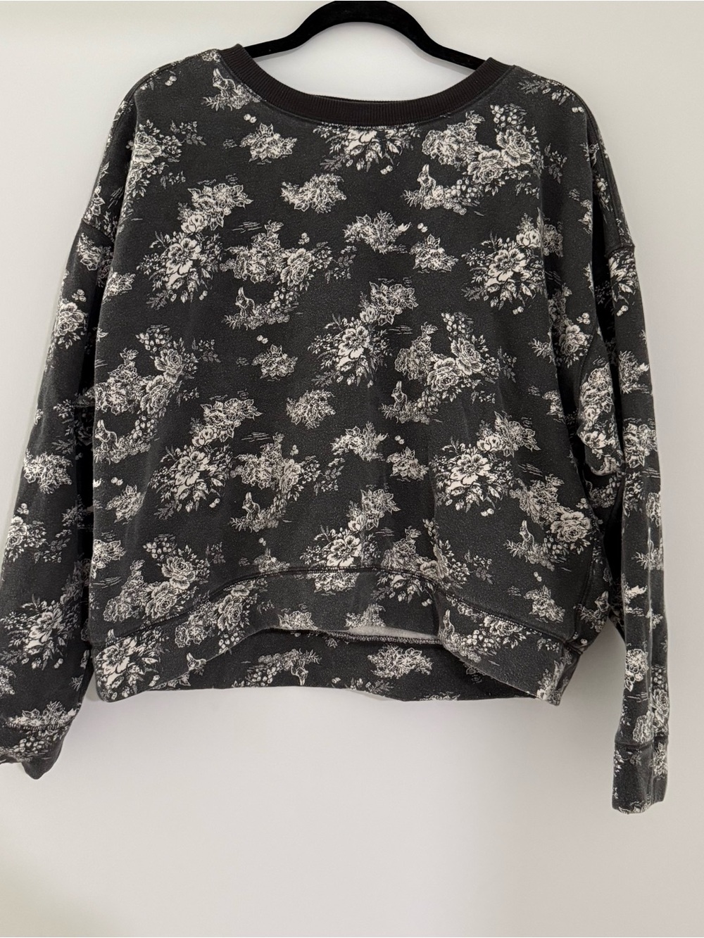 Universal thread crewneck